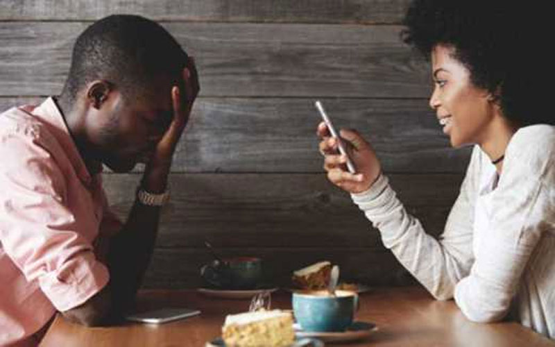 9 Signs Your Girlfriend Might Not Love You Anymore